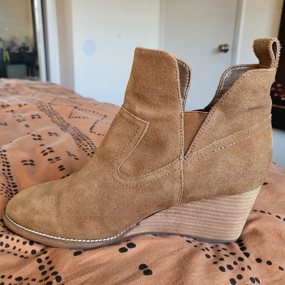 EUC Blondo Irving Waterproof Wedge Bootie Camel Tan Suede Size 8.5 - Picture 4 of 11
